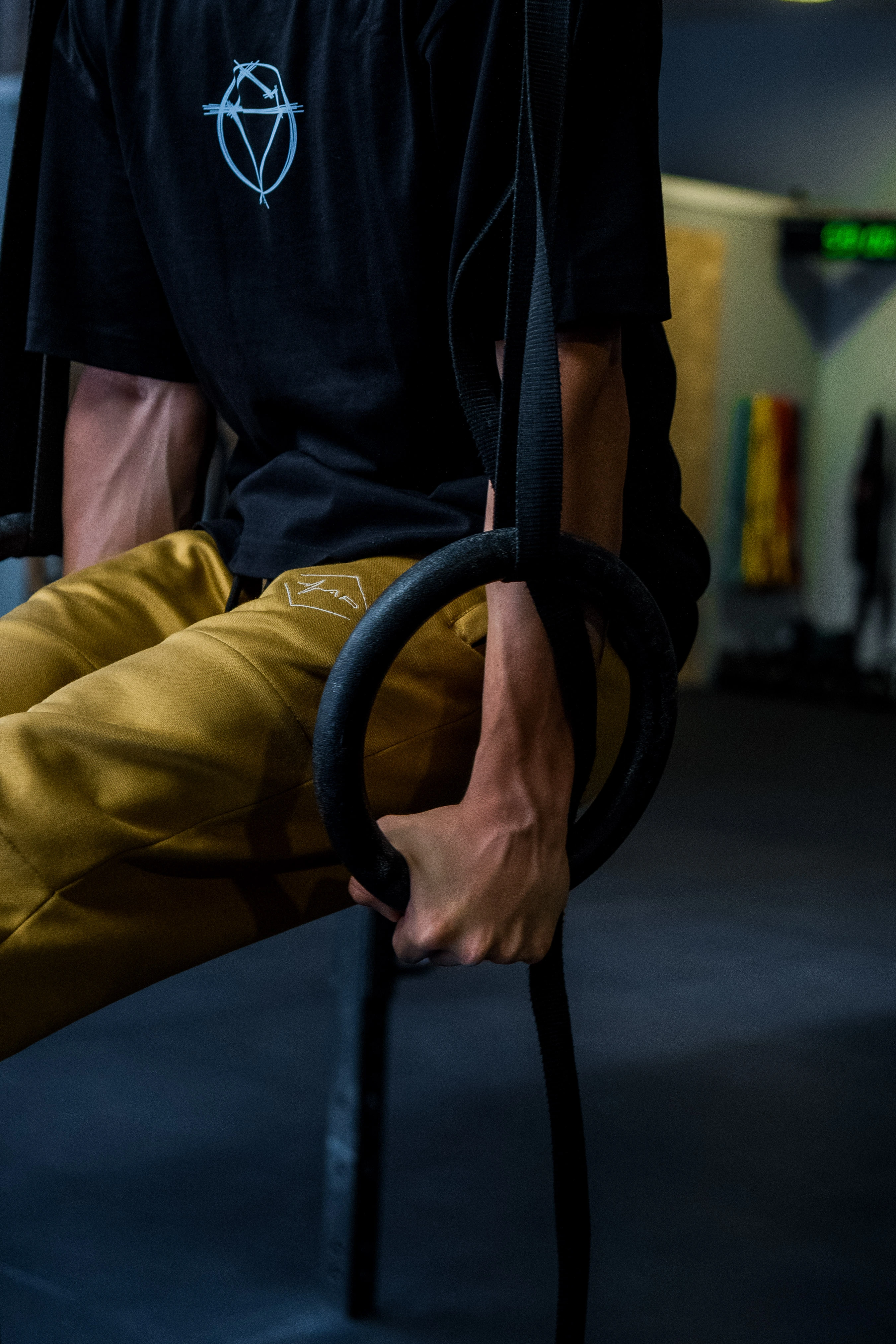 sportif hiringa en dips aux anneaux