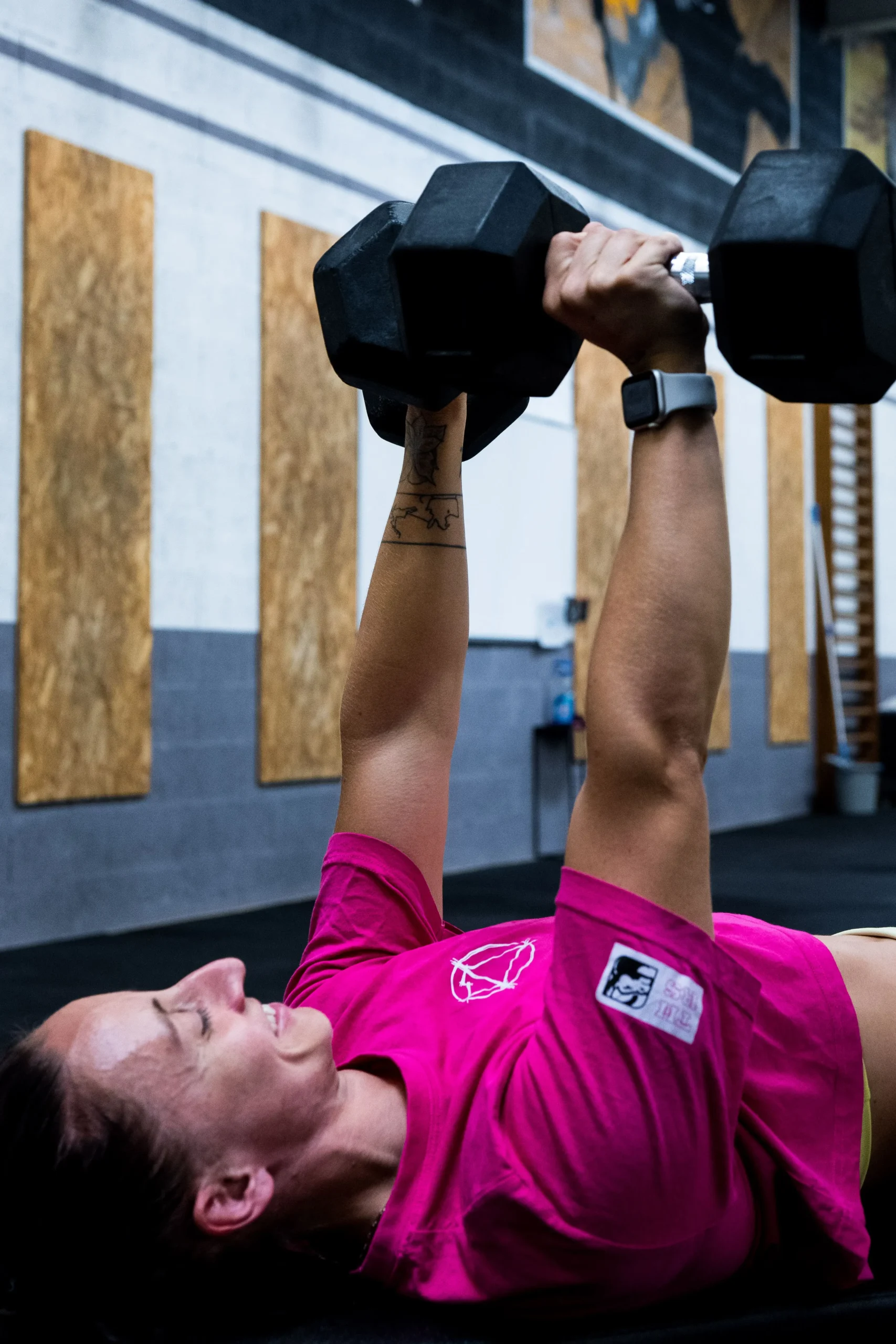 sportive faisant du développé couché avec haltères